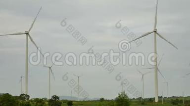 绿色领域的风力涡轮机在阴云密布的情况下旋转