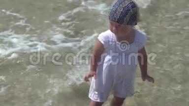 一个孩子站在<strong>海水</strong>里。 穿着白色连衣裙的小女孩在<strong>海水</strong>中散步。