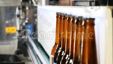 啤酒瓶的生产。 在工厂里装了<strong>棕色</strong>瓶子。 <strong>玻璃瓶</strong>在传送带上移动