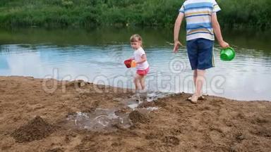 小朋友夏天在河里玩耍，小女孩从河里捡起水，把水倒进沙子里
