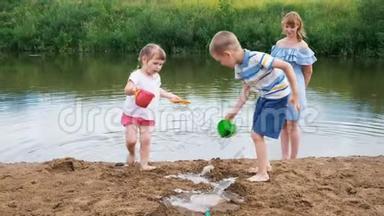 小朋友夏天在河里玩，一个女孩和一个男孩正在建一条小溪。 妈妈在照顾婴儿的时候