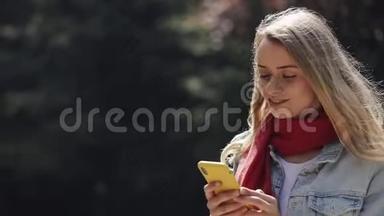 年轻美丽的<strong>女人</strong>在智能<strong>手机</strong>上使用应用程序的肖像，在<strong>手机</strong>上微笑和发短信。 穿红色衣服的<strong>女人</strong>