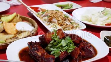 中餐厅餐桌上人们吃开胃菜的动作