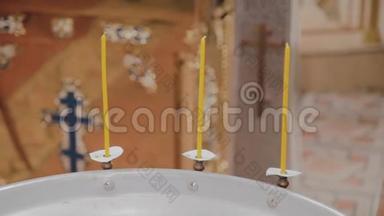 在东正教教堂用燃烧的蜡烛洗礼婴<strong>儿</strong>的<strong>字</strong>体。