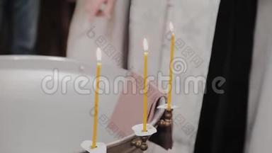 在东正教教堂用燃烧的蜡烛洗礼婴<strong>儿</strong>的<strong>字</strong>体。