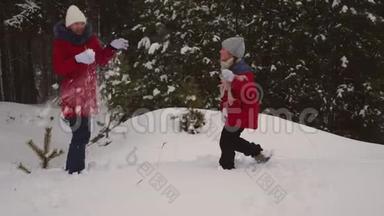 孩子们在松冬雪地公园玩雪球，通过雪堆和笑声。 女孩在冬天在雪地里玩耍。 圣诞节