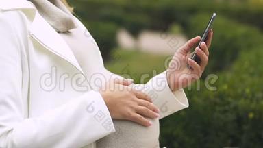 年轻母亲在电话中使用<strong>收缩</strong>计数器，申请怀孕