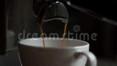 男人手拿着白咖啡杯，加入刚泡的浓咖啡，倒糖，<strong>用勺子</strong>搅拌