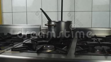 不锈钢锅子放在厨房<strong>餐厅</strong>或咖啡厅的油腻的肮脏煤气炉上，<strong>环境</strong>不卫生