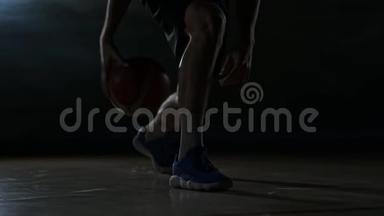 在黑暗的房间里，篮球运动员在缓慢运动的烟雾特写中跳舞