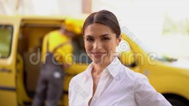 微笑的女商人正竖起大拇指。 后台模糊的<strong>送</strong>货车和<strong>快递</strong>