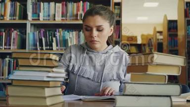 在大学项目工作期间，集中年轻女学生阅<strong>读书籍</strong>和在笔记本上写作
