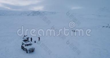北极视频从蒙古包大营地的无人机捕捉到，人们骑在驯鹿身上，周围是一台大雪机和一段视频