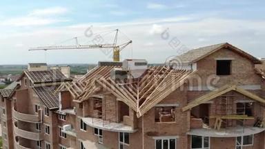 空中建设砖房.. 安装木制屋顶