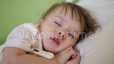 儿童体温在医院病房用体温计测量.. 特写镜头。 婴儿睡在医院病房的白色床上。