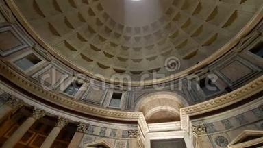 罗马意大利万神殿在罗马的<strong>热门</strong>旅游目的地。 万神殿的穹顶。 一束光束从屋顶照射