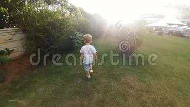 在热带花园的树林间奔跑的快乐欢笑幼儿男孩4k视频