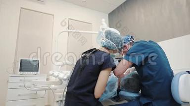 两名医生和病人坐在牙科诊所的椅子上