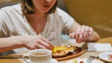 女人在一家有白种人美食的餐馆吃午饭。 特写镜头。 女人吃热汁多的<strong>卡</strong>查普里，蘸一块