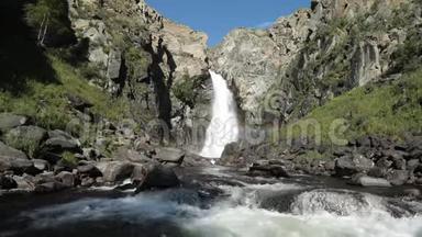 俄罗斯西伯利亚阿尔泰州阿尔泰山的瀑布Kurkure
