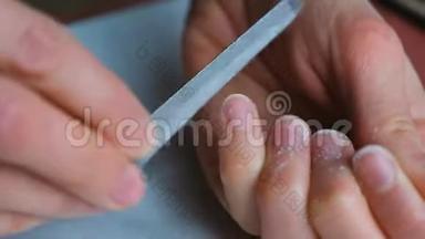 女人让自己成为一个修指甲的女孩，她在剪指甲