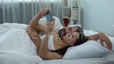 快乐夫妻在床上自拍，第一张照片作为夫妻，家庭