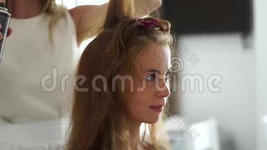 美容美发店用梳子和喷发剂为美女制作发式