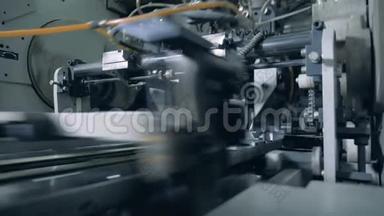 工业机器移动书籍，<strong>印刷设备</strong>。