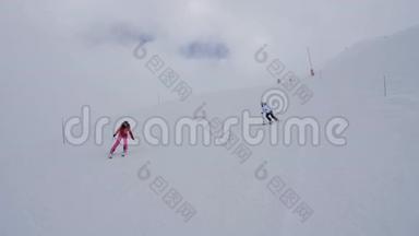 冬季滑雪者在<strong>浓</strong>雾</strong>中在山腰滑雪