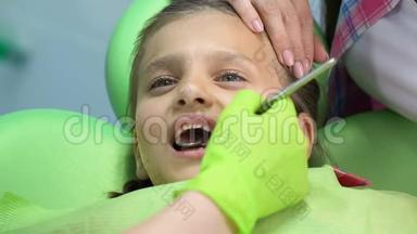 妈妈在检查牙齿时安慰吓坏了的小女孩，孩子们的恐惧
