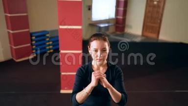 心脏训练。 年轻运动的女人在健身房锻炼。 练习<strong>使用步骤</strong>平台。