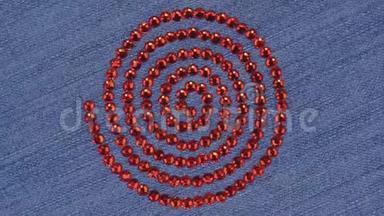 旋转一个由红色莱茵石组成的螺旋，<strong>生命力</strong>量的象征.. 上景。