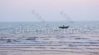 在地平线上粉红色的黄昏日落下，乘船<strong>渡过</strong>平静的海面，美丽的海景