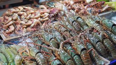 新鲜的海鲜、<strong>龙虾</strong>、虾、<strong>螃蟹</strong>都在夜市柜台的冰中