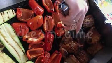 人们在户外烹饪肉类和蔬菜-红胡椒和西葫芦。 做夏季厨房。 消防煤气烧烤