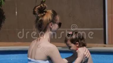 妈妈和小女儿在开放的游<strong>泳池里玩耍</strong>