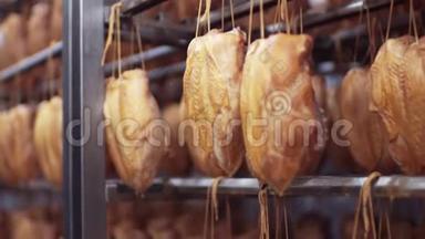 近距离观看在自动中国吸烟机中被吸烟的鸡。 垃圾食品，美味的产品