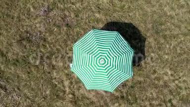无人驾驶飞机在草地上观看绿色太阳伞