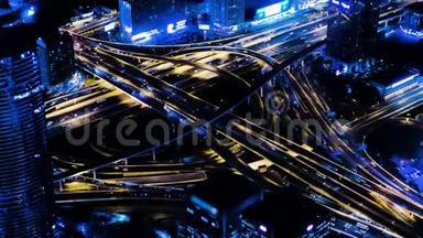 谢赫·扎耶德高速公路上繁忙的十字路口夜间交通。 从<strong>高处</strong>看