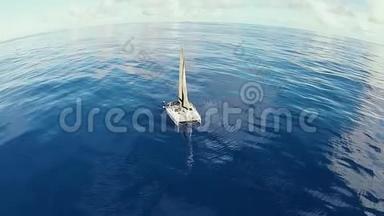 美丽的孤帆游艇在蔚蓝的海水中，空中拍摄