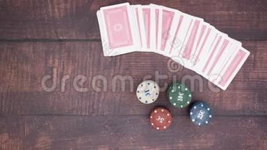 扑克牌和木桌上的扑克筹码