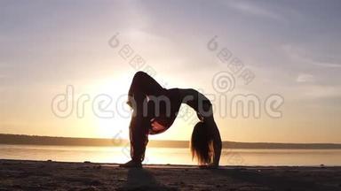 年轻女子穿着漂亮的彩色瑜伽裤正在做瑜伽运动，也被称为向上鞠躬姿势