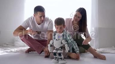 人工智能，幸福家庭玩机器人<strong>遥控手机</strong>坐在地上