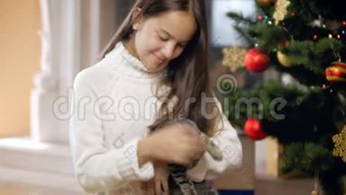 4k<strong>视频</strong>可爱的小猫和十几岁的女孩在家中的<strong>圣诞树</strong>下玩耍