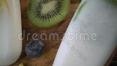 夏季食物：用新鲜水果和浆果烹饪自制的水果冰。 橘子和猕猴桃，蓝莓