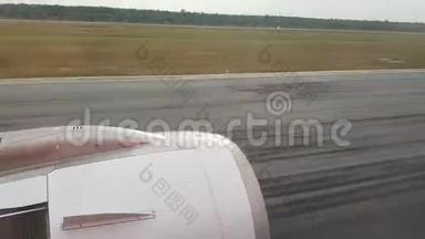 飞机降落在跑道上。 机翼与飞机涡轮的视图。 手机延时射击