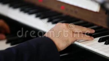音乐家<strong>弹钢琴</strong>手