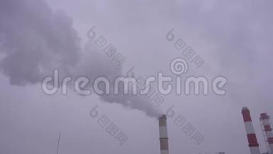 来自工业工厂的空气污染。 工业管道在天空中排放烟雾，有毒的烟雾粉尘污染大气