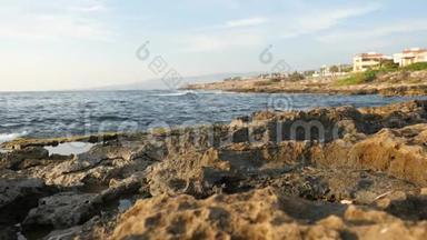 平静的<strong>蔚蓝</strong>的<strong>大海</strong>和在风景如画的塞浦路斯岛背景下的空石滩。