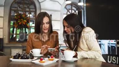 一群穿着办公室服装的男人和女人坐在一张大桌子上的<strong>咖啡</strong>馆里，用手机互相<strong>展示</strong>着有趣的事情